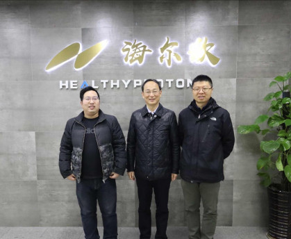 圖 海爾欣CEO王胤（右一）與寧波計(jì)量院理事長阮勇（右二）合影