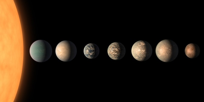 藝術(shù)家展示的 TRAPPIST-1 行星系統(tǒng)概念圖?；谟嘘P(guān)行星直徑、質(zhì)量和與主星距離的可用數(shù)據(jù)。韋布天文望遠(yuǎn)鏡預(yù)計(jì)將于2022年夏天開始科學(xué)觀測(cè)。（NASA/JPL）