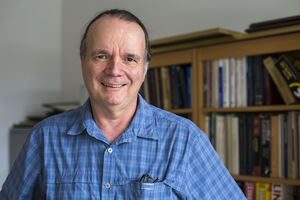 Drake Deming 是馬里蘭大學(xué)的研究教授，也是美國(guó)宇航局地外行星凌日調(diào)查衛(wèi)星 (TESS/馬里蘭大學(xué)）的聯(lián)合研究員。
